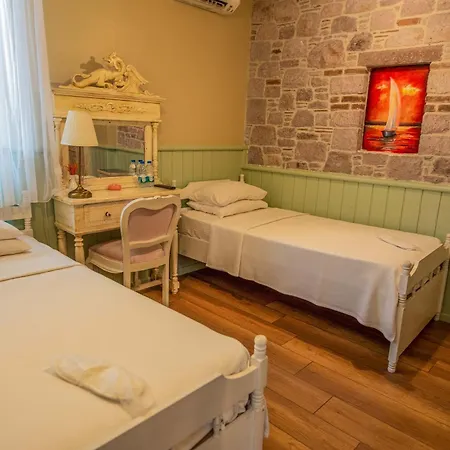 Oda ve Kahvaltı Cunda Mor Limon